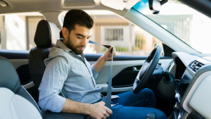 Psychology reveals early arrivals aren’t punctual—they’re anxious and hiding in parking lots