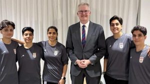 Cinco futbolistas iraníes piden asilo en Australia tras rechazar cantar su himno nacional