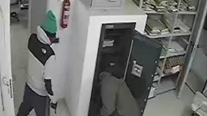 Dos presos fingieron ser albañiles y robaron 154.000€ a una caja de Cáceres tras hacerse pareja