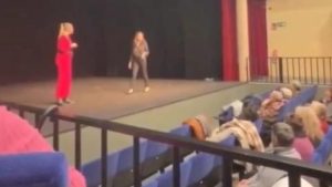 Edil del PP dimite tras interrumpir monólogo feminista: lo que pasó después la sorprendió