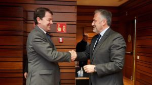 El veto de Vox a Guardiola en Extremadura desata el pánico en Castilla y León