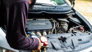 La DGT multa con 3.000 euros por reparar tu coche en la calle: estas son las excepciones