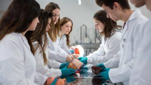 Los testimonios que revelan cómo el abuso sexual a estudiantes de Medicina se volvió rutina