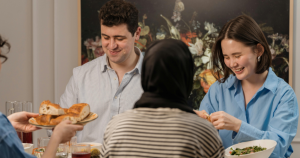 Lower-middle-class families reveal 9 hosting habits that quietly expose the class divide