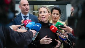 María Guardiola busca ser presidenta sin el apoyo garantizado de Vox: ¿qué puede salir mal?