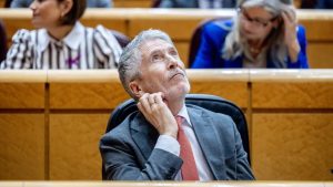 Marlaska sorprende al llamar ‘niña’ a senadora del PP tras mostrarle foto con Koldo