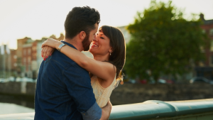 Psychology reveals 7 attachment patterns in people who fall in love fast but trust slowly
