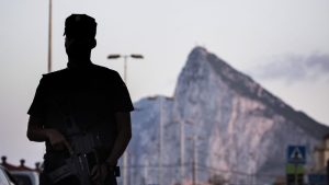 La Verja de Gibraltar obliga a policías a pedir permiso en plena persecución de delincuentes