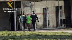 Vecino de Lalín vive pesadilla: le echan gasolina tras amenazarlo con tijeras en su propia casa