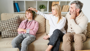 Psychology reveals the 7 defense mechanisms behind parents who insist ‘I turned out fine