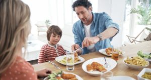 Psychology reveals 7 surprising traits of people who eat dinner before 5:30pm