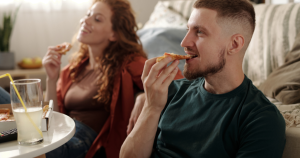 Psychology reveals why eating without screens feels impossible for millions of people