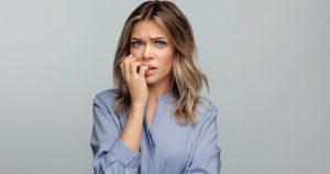 Psychology reveals why people who always apologize before opinions display these 8 relationship traits