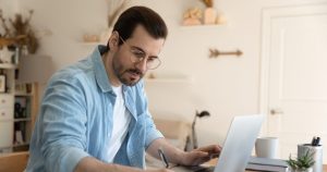 Psychology Reveals Why People Who Live Alone Feel Exhausted Even When They’re Not Doing Much