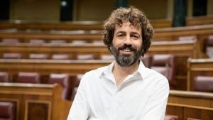 Sumar rompe su código ético: mantiene asesor imputado por prevaricación en el Congreso