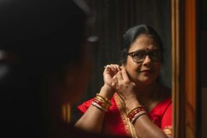 Therapist Reveals the Hidden Lie About Women’s Worth That Takes Decades to Recognize