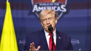 Trump llama al español ‘maldito idioma’ mientras Hegseth declara que solo habla americano